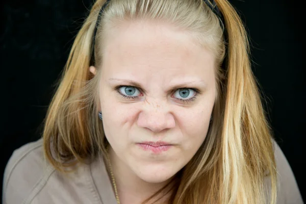 Wütende junge Frau starrt — Stockfoto