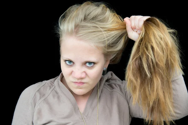 Mujer joven infeliz con su pelo —  Fotos de Stock