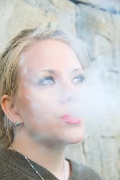Sigara genç kadın — Stok fotoğraf
