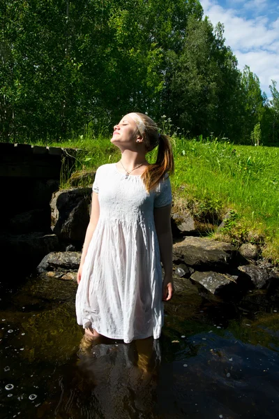 Femeie tânără frumoasă în rochie albă — Fotografie, imagine de stoc