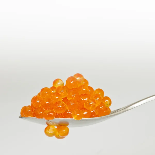 Kaviar auf Löffel — Stockfoto