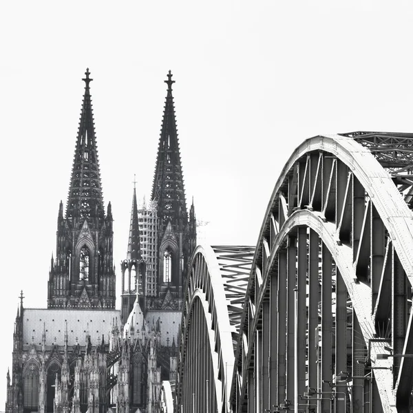Utsikt över staden Köln (Cologne) i Tyskland svart och vitt — Stockfoto