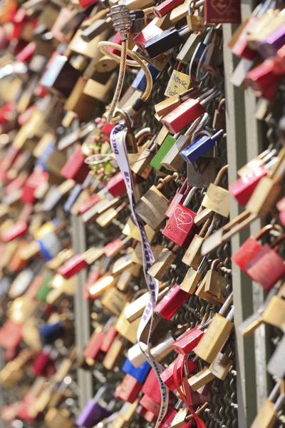Сила любви. Замки с именем влюбленных на цепи к мосту Гогенцоллерн в Кёльне, Германия 06. Июль 2012 — стоковое фото