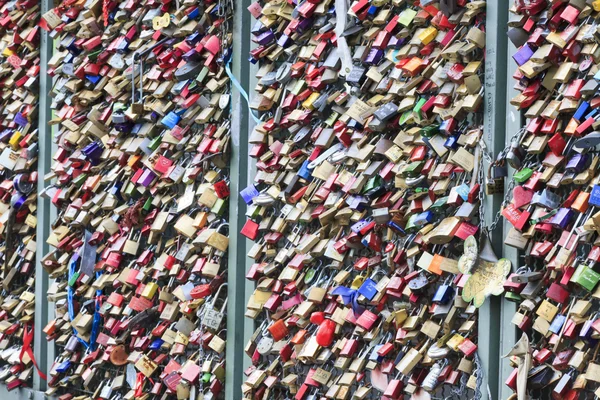 Amor de poder. Candados con nombre de amantes encadenados al puente Hohenzollern en Colonia, Alemania 06. Julio 2012 —  Fotos de Stock