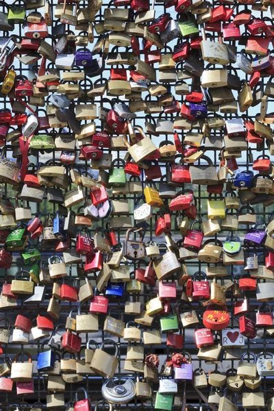 Power Love. Padlocks with lovers name on chained to the Hohenzollern Bridge in Cologne, Germany 06. July 2012 — Stock Photo, Image