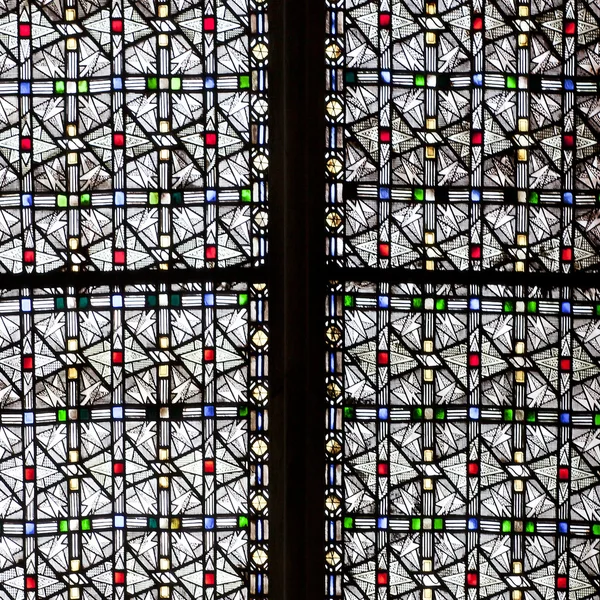 Finestra di vetro colorato in tempio cattolico — Foto Stock