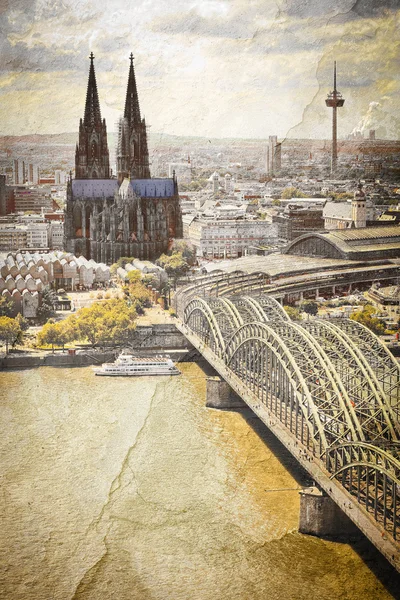 Кёльнский городской пейзаж с рекой Рейн и знаменитым собором. Винтажный город Германии . — стоковое фото
