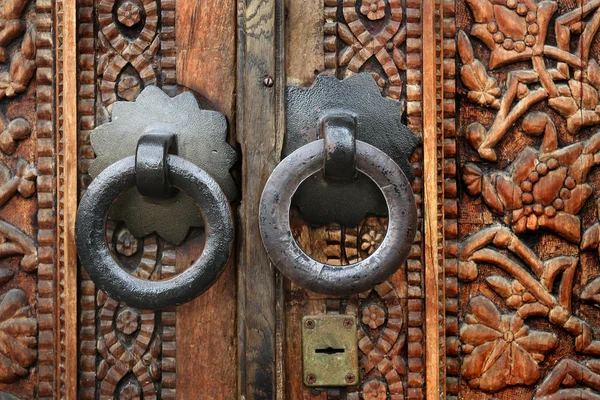 Porta de madeira figurada velha — Fotografia de Stock