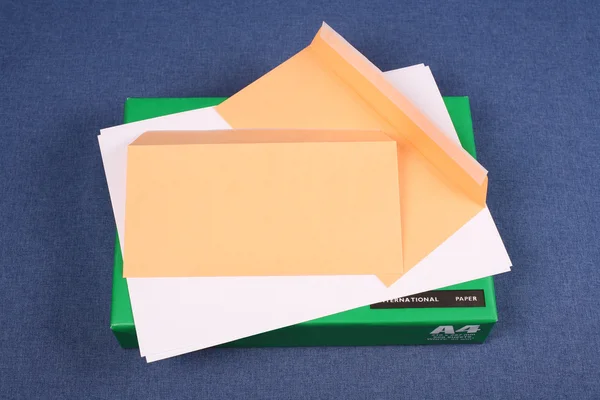 Sobre de poste en paquete de papel blanco —  Fotos de Stock