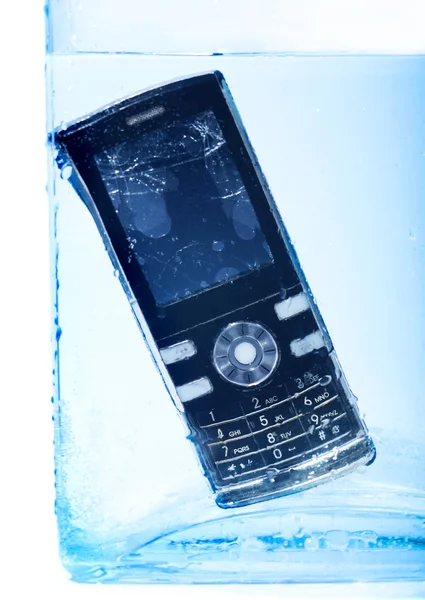Teléfono móvil en agua — Foto de Stock