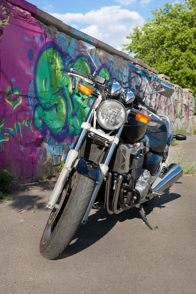 Motocicleta na parede com drawin — Fotografia de Stock