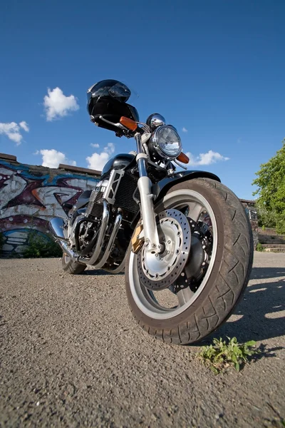 Motorfiets op bekogeld muur weg — Stockfoto