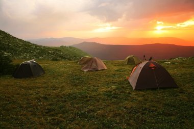 gün batımı ve glade üzerinde çadır ile peyzaj