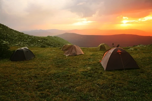 Landskap med solnedgång och tält på glade — Stockfoto