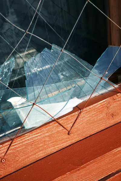 Оконная рама из разбитого стекла — стоковое фото