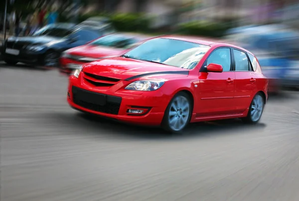 Röd bil i rörelse — Stockfoto