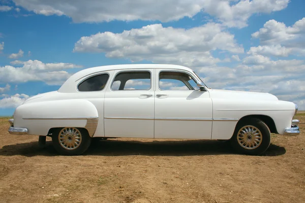 Ancienne voiture blanche — Photo