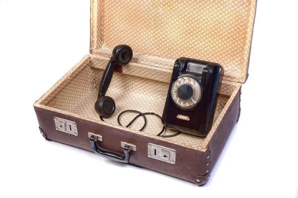 在旧的手提箱里的老电话 — 图库照片