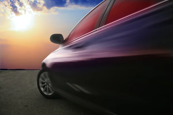 Rijdende auto tegen zonsondergang — Stockfoto