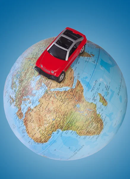 Auto auf dem Globus — Stockfoto