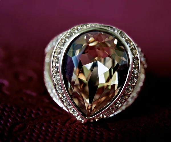 Un anillo con una piedra —  Fotos de Stock