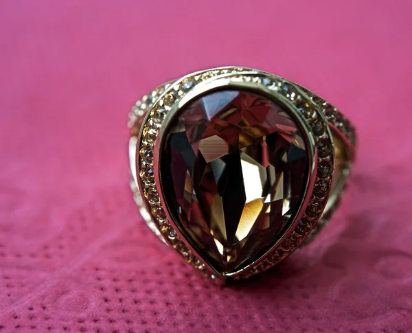 Gouden ring met een steen — Stockfoto