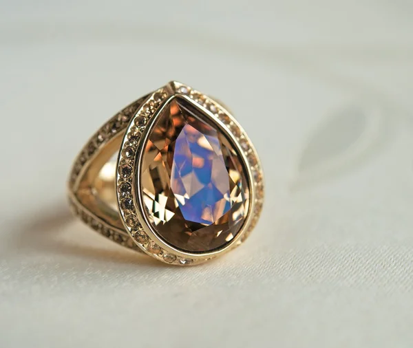 Een ring met een steen — Stockfoto