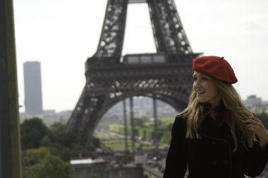 kırmızı şapka eiffle kule kadın modeli yakın çekim