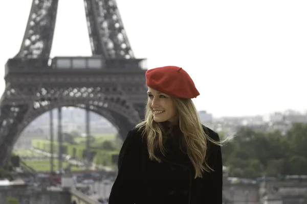 Modello femminile in cappello rosso Torre Eiffel sfondo Immagini Stock Royalty Free