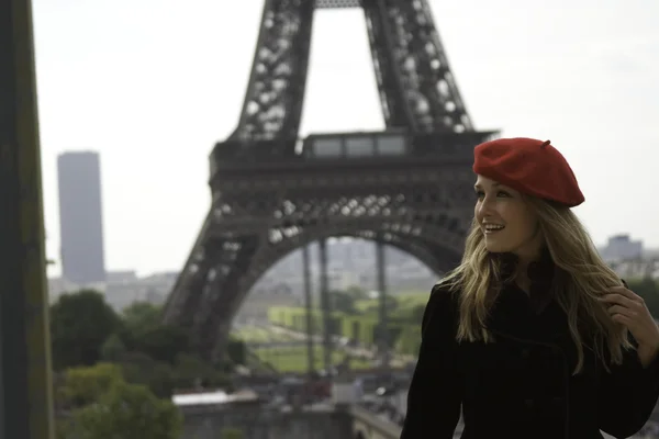 Primer plano del modelo femenino en sombrero rojo Torre Eiffle Imágenes de stock libres de derechos