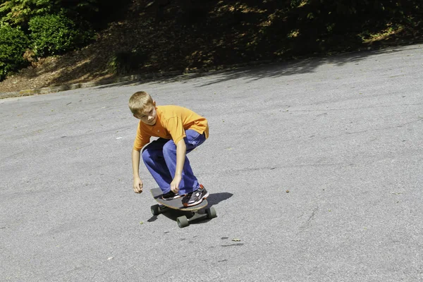 Mladý samec skateboardista — Stock fotografie