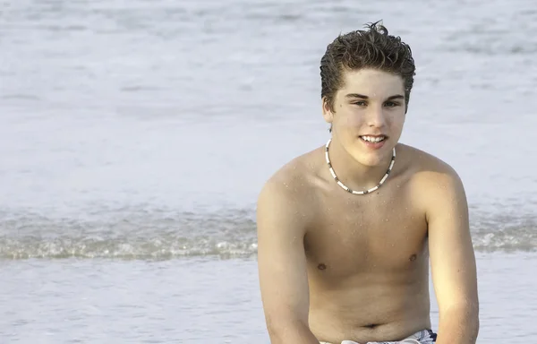 Mężczyzna nastolatek na plaży — Zdjęcie stockowe
