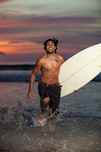 Knappe surfer — Stockfoto