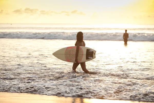 Giovane donna nel surf — Foto Stock