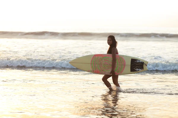 Genç kadın sörf — Stok fotoğraf