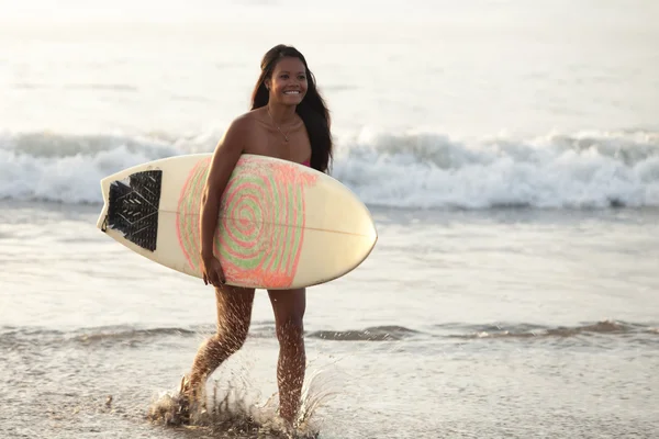 Jovem mulher no surf Fotografias De Stock Royalty-Free