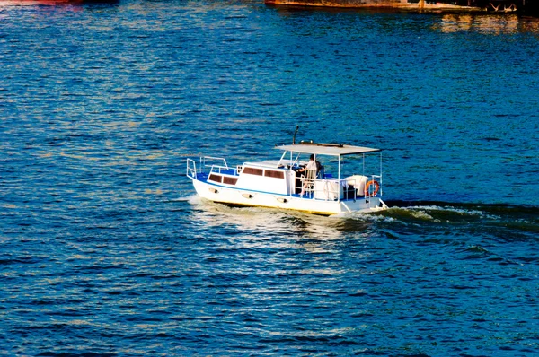 Barco no rio — Fotografia de Stock