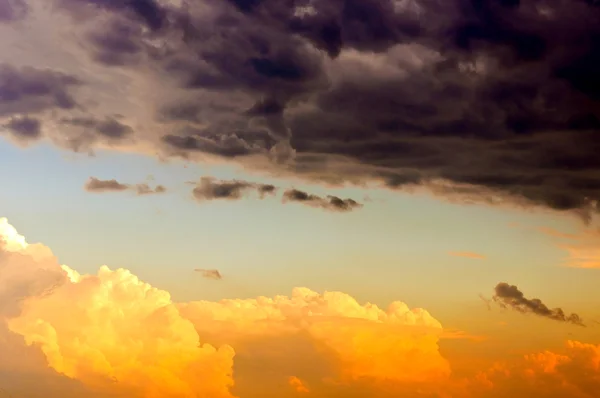 良い点、悪い雲 — ストック写真