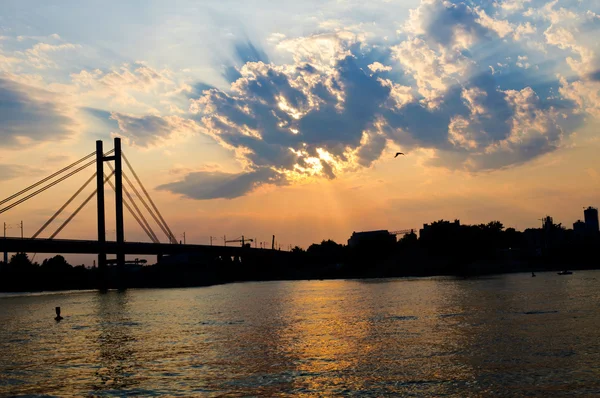 Sonnenuntergang über Brücke — Stockfoto