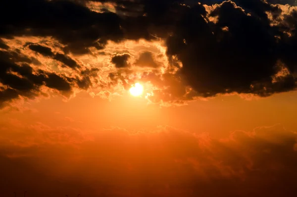 Драматическое солнце — стоковое фото