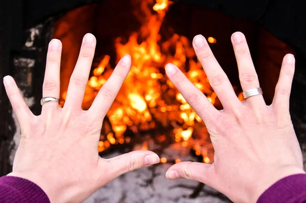 Mãos em fogo — Fotografia de Stock