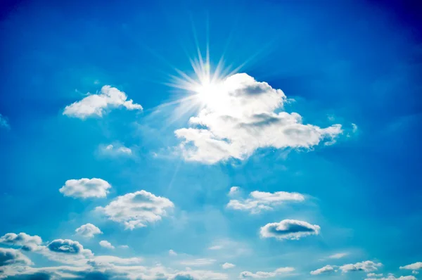Драматическое солнце и небо — стоковое фото