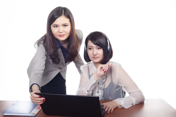 2 junge asiatische Frauen im Geschäft, kazakhsf — Stockfoto