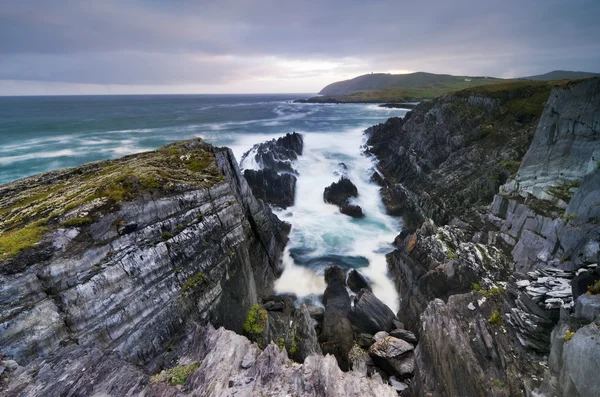 Kliffen op oceaan — Stockfoto