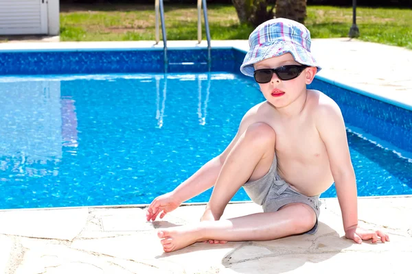 Niños pequeños disfrutando de sus vacaciones de verano —  Fotos de Stock
