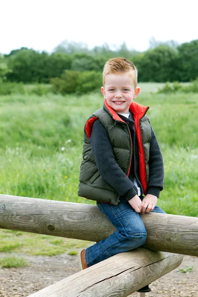 Mladý chlapec hraje v polích — Stock fotografie