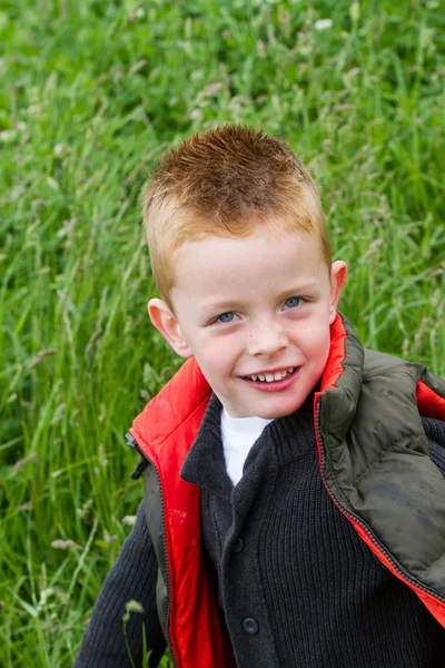 Młody chłopak gra w polach — Zdjęcie stockowe