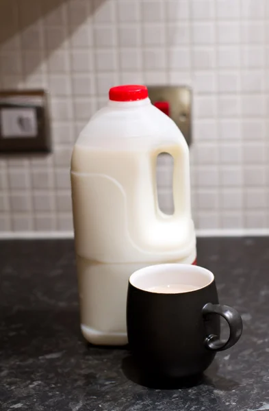 Tè e latte in cucina — Foto Stock