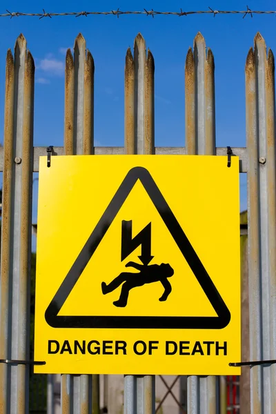 Gevaar van de dood met prikkeldraad hek — Stockfoto