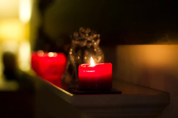 Um par de velas vermelhas — Fotografia de Stock